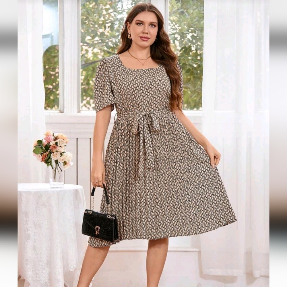 Maxi dress with square neck, short puff sleeves and geometric print
